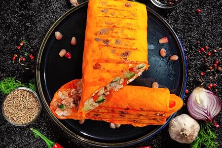 Шаурма куриная на углях в сырном лаваше