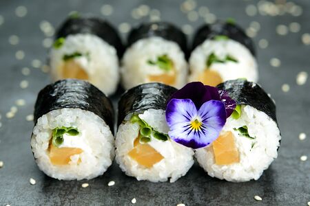 Малый ролл: желтая рыба, лук, сыр