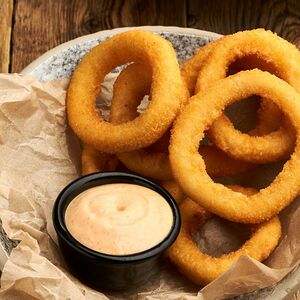 Кольца кальмара с соусом кимчи