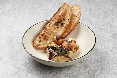 Куриный паштет на тосте с лесными грибами и орешками