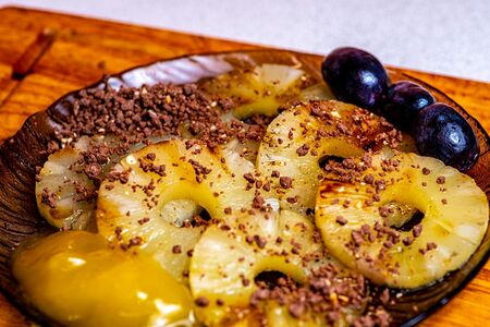 Колечки ананаса на углях с медом и корицей