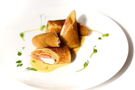 Блины с лососем и творожным сыром