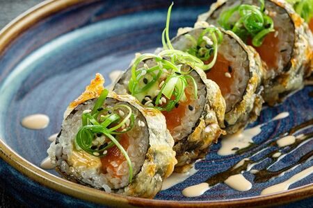 Ролл темпура с лососем, авокадо и ореховым соусом