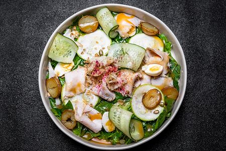 Микс-салат с копченой индейкой