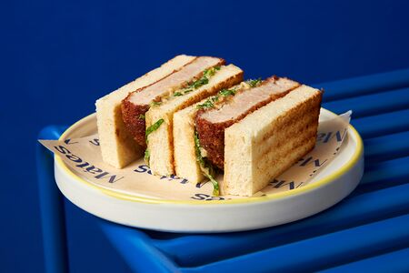 Катцу Сандо цыпленок и соус тонкацу