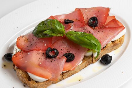 Брускетта с копченым тунцом