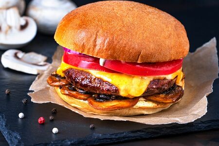 Бургер с жареными грибами