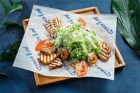 Салат Цезарь с креветками