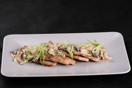 Медальоны из свинины с грибами