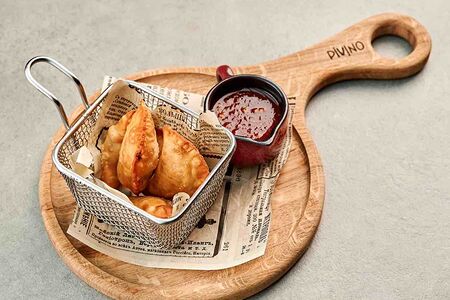 Мини-чебуреки с бараниной и соусом сацебели