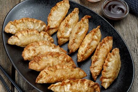 Сет: гёдза с говядиной (6 шт.), гёдза с креветками и курицей (6 шт.)