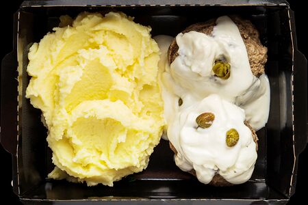 Клопсы с пюре и соусом с каперсами