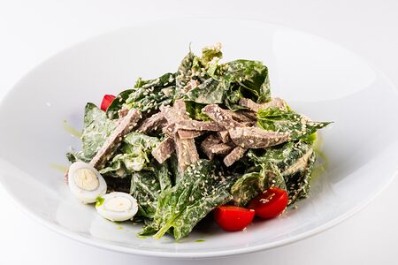 Салат с языком и перепелиными яйцами