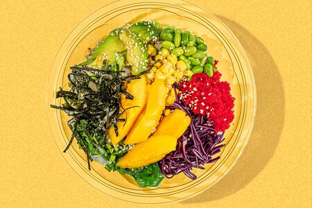 Поке-боул с овощами и фруктами