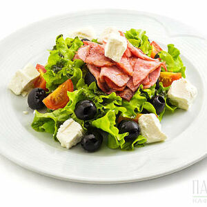 Салат с черри и сыром фета