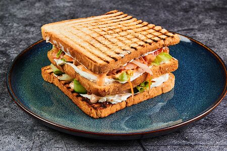 Мега Рубен лосось сандвич