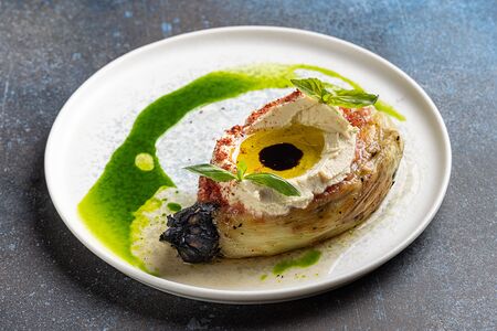 Запеченный баклажан с хумусом и томатами