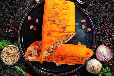 Шаурма свиная на углях в сырном лаваше