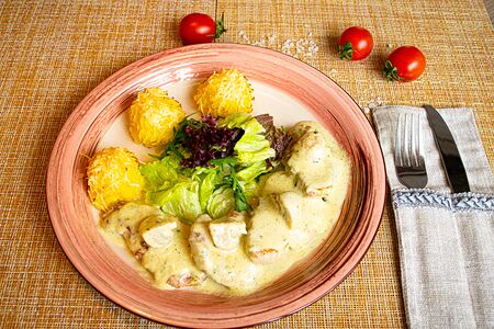 Медальоны из свинины в соусе песто