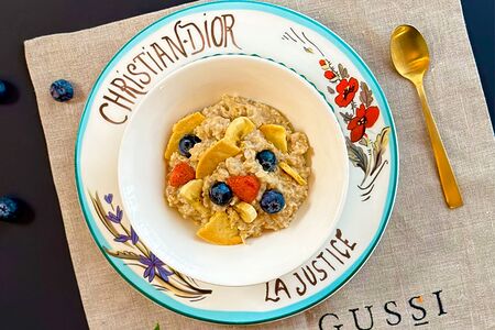 Овсяная каша на кокосовом молоке с фруктами и печеньем