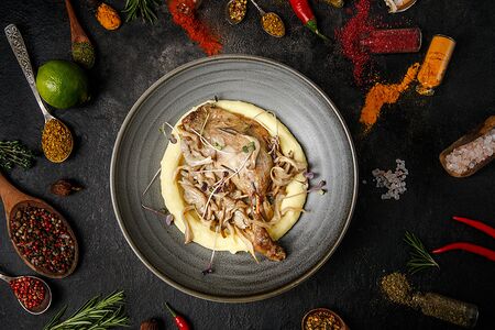 Утиная ножка с вёшенками и картофельным пюре