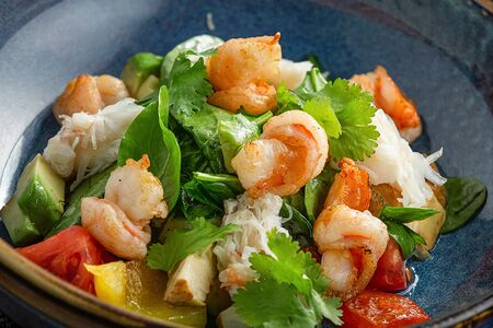 Салат с крабом, креветками, авокадо и артишоками