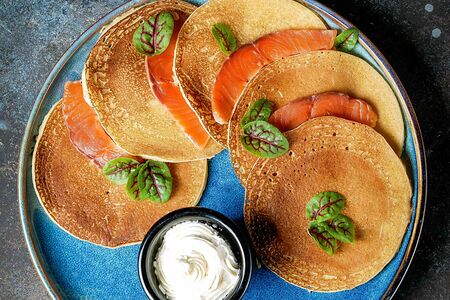 Мини-блинчики с лососем