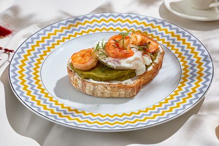 Брускетта с авокадо, креветками и яйцом пашот