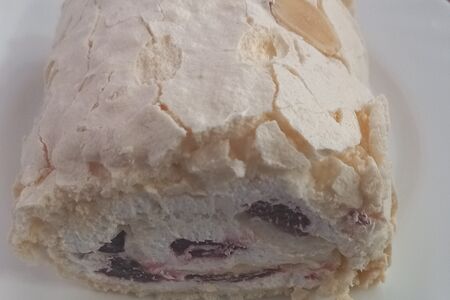 Рулет меренговый с черникой