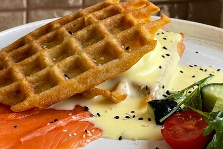 Картофельные вафли с лососем и овощным салатом