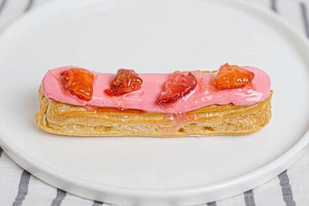 Эклер Клубничный