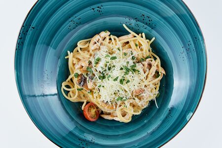 Спагетти с курицей и грибами