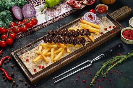 Шашлык из куриных сердечек с картофелем фри