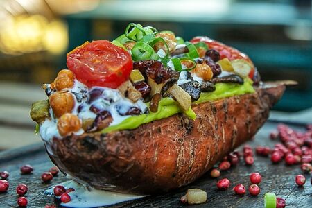 Запеченный батат с гуакамоле и кунжутным соусом