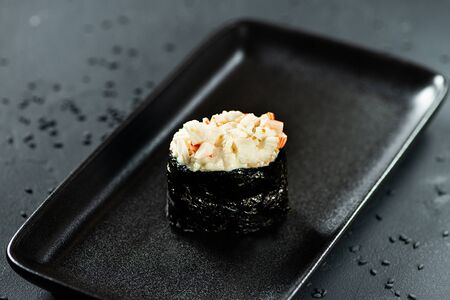 Гункан с крабом классический