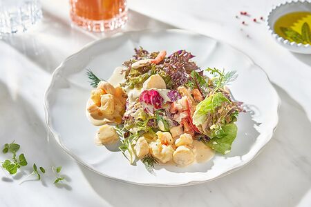 Теплый салат с морепродуктами