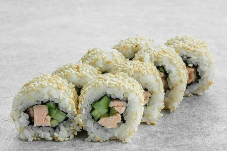 Ролл с лососем в соусе терияки