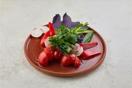 Ассорти из свежих овощей с зеленью