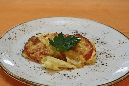 Филе трески запечённое с помидором и сыром