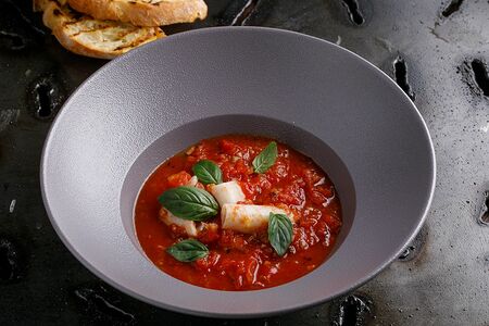 Итальянский томатный суп с кальмаром