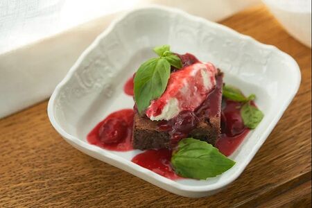 Брауни со сливочным кремом и вишней