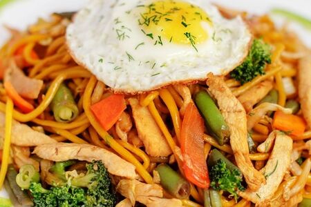 Лапша с курицей и яйцом