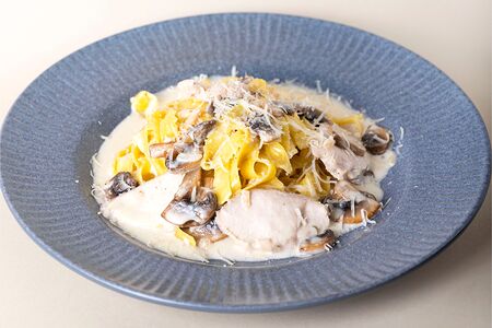 Паста с курицей и грибами