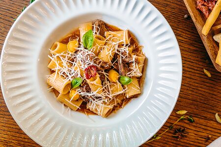 Спагетти с томленой телятиной и вялеными томатами 