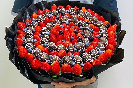 Букет из клубники в шоколаде с голубикой и ежевикой