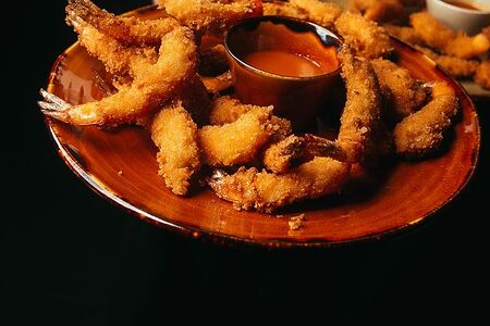 Креветки темпура с пряной сгущенкой и соленым миндалем