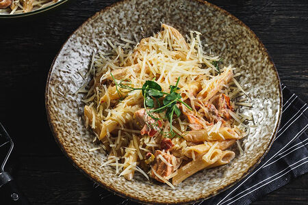 Пенне с семгой