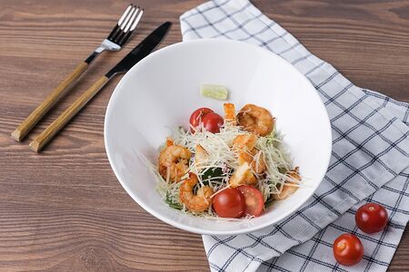 Салат Цезарь с креветками
