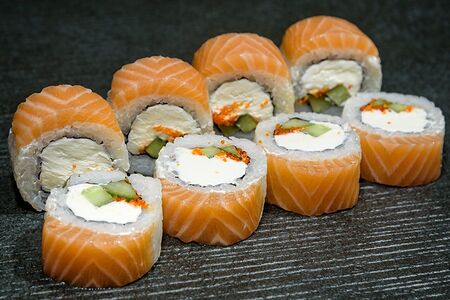 Moon-ролл с икрой тобико