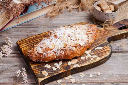 Миндальный круассан